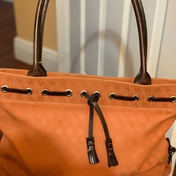 Gorgeous Dooney and Bourke signature canvas 💼 large sachel bag - Picture 5 of 5